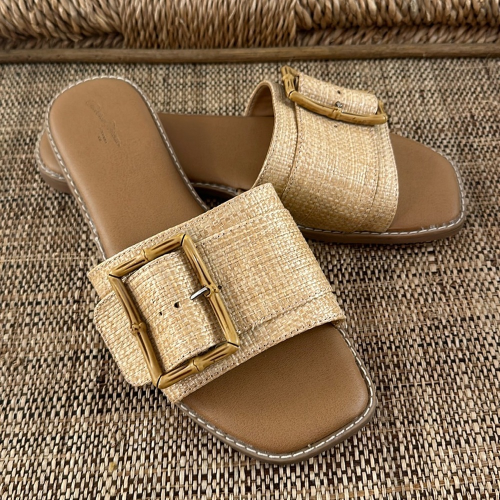 Women’s Universal Thread bamboo buckle sandals, size 7.5